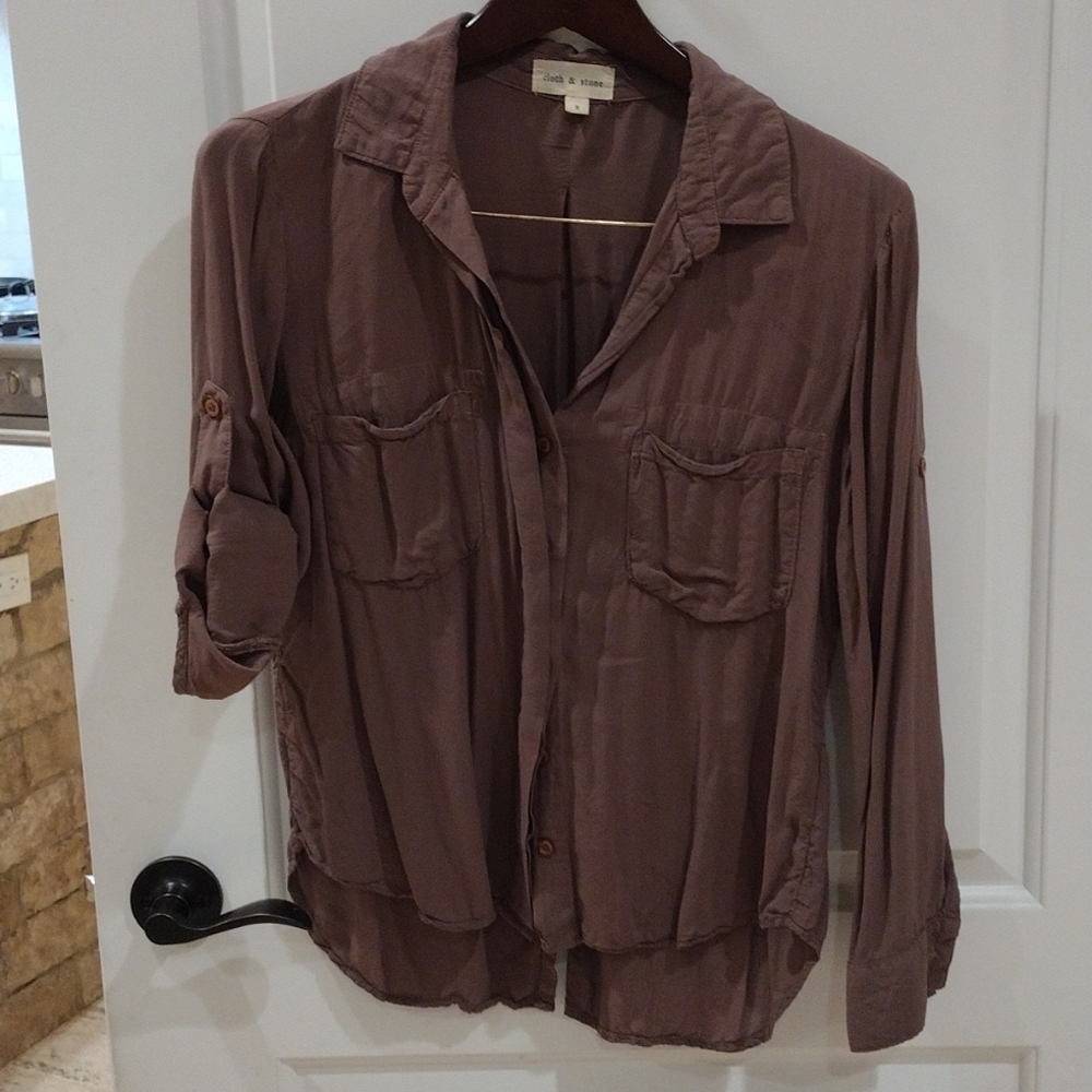 Cloth and Stone Brown Hidden Button Front Top. Size Small. Split back Bottom Hem
